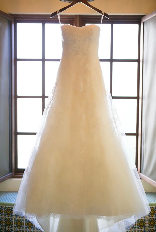 Vera Wang Strapless Lace A-Line Wedding Dress Sleeveless Lace Dress